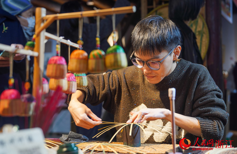 传承人在非遗博物馆里展示技艺。人民网记者 郭扬摄